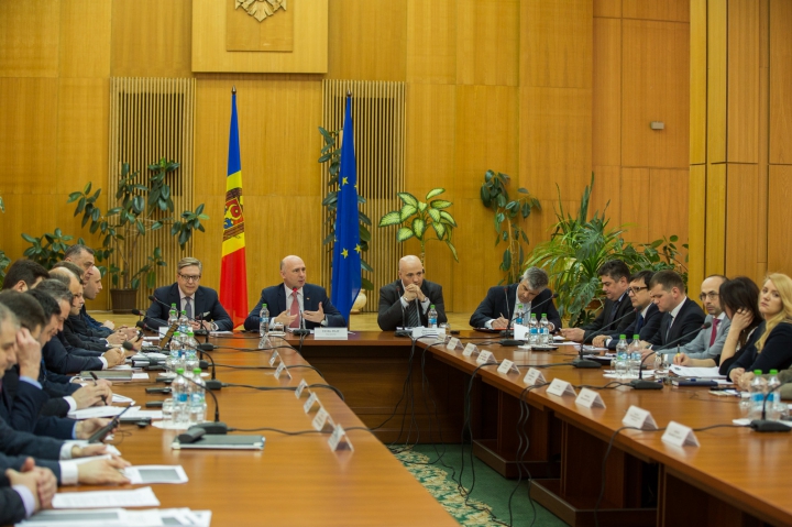 Pavel Filip solicită autorităţilor responsabilitate maximă în implementarea proiectelor investiţionale (FOTO)