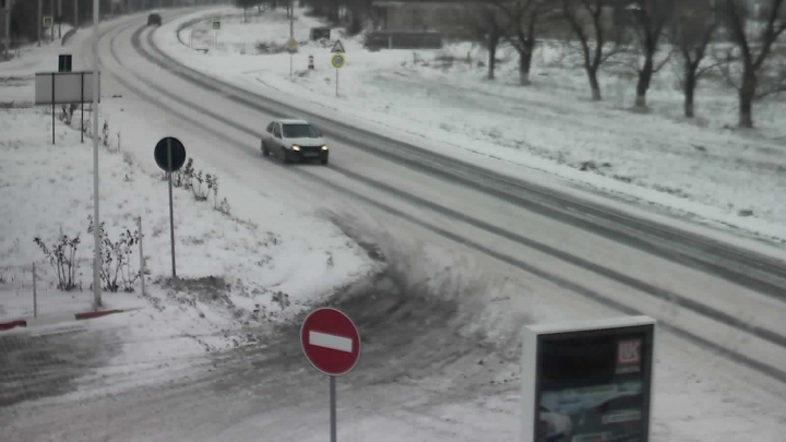 În nordul ţării ninge, iar la sud plouă! Cum se circulă pe drumurile naţionale (FOTO)