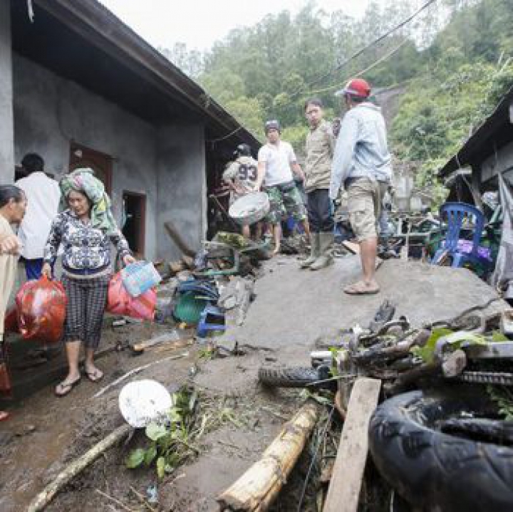 Cel puțin 12 oameni au murit şi mai mulţi răniţi în urma unor alunecări de teren produse în Bali (FOTO)