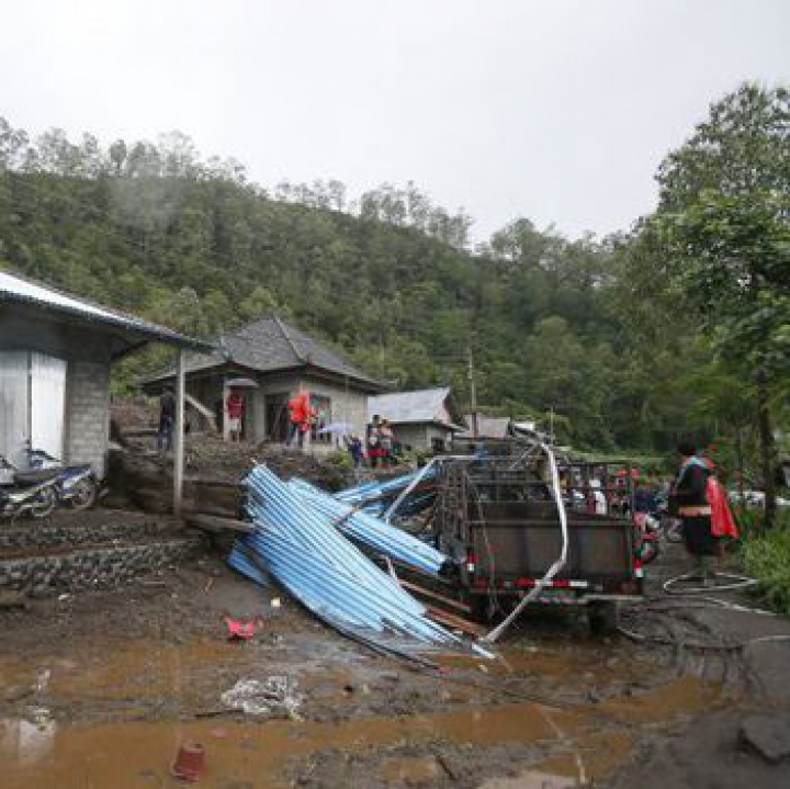 Cel puțin 12 oameni au murit şi mai mulţi răniţi în urma unor alunecări de teren produse în Bali (FOTO)