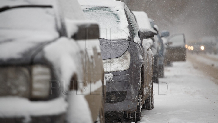 Cum dezgheţi maşina. Cele mai UTILE sfaturi pentru a nu-ţi avaria automobilul