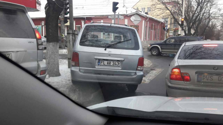 SCANDALOS! Cum şi-a parcat maşina un şofer pe o stradă din Capitală (FOTO)