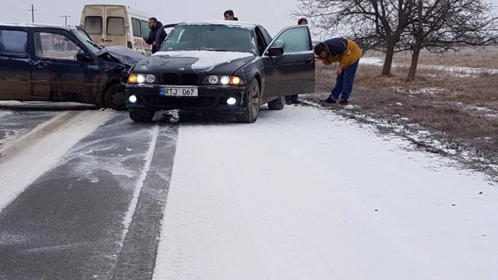 ACCIDENT GRAV la Cimişlia! Două maşini s-au ciocnit din cauza poleiului de pe carosabil (FOTO)