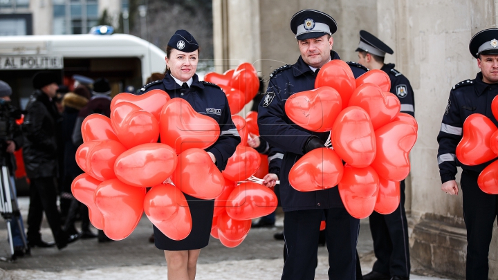 Dragostea pluteşte în aer! Polițiștii din ţară au îndemnat cetăţenii să se iubească şi să se respecte (FOTO/VIDEO)