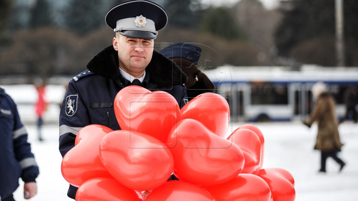 Dragostea pluteşte în aer! Polițiștii din ţară au îndemnat cetăţenii să se iubească şi să se respecte (FOTO/VIDEO)