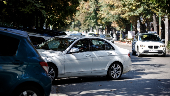 Tupeu fără margini! Un sofer şi-a parcat maşina chiar pe trotuar (FOTO)