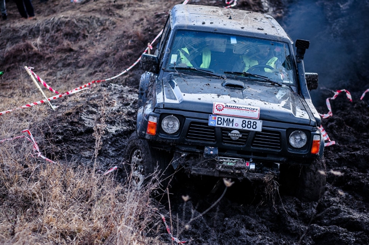 Show pe patru roți la Ialoveni! Adrenalină, noroi şi sute de cai putere la o cursă extremă cu mașini de teren (FOTO/VIDEO)