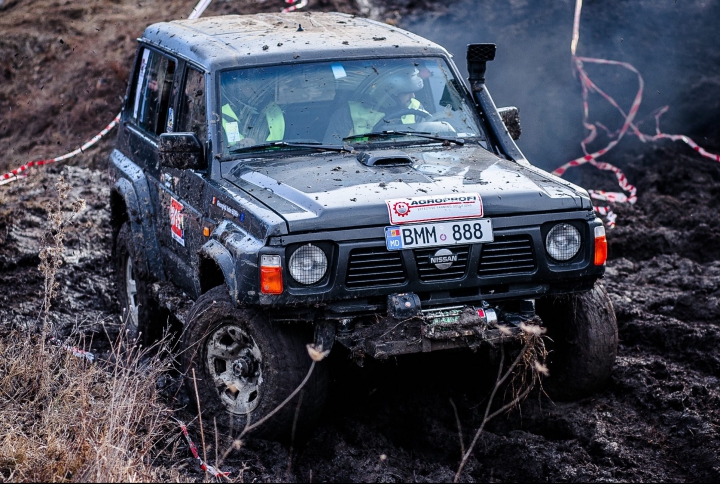 Show pe patru roți la Ialoveni! Adrenalină, noroi şi sute de cai putere la o cursă extremă cu mașini de teren (FOTO/VIDEO)