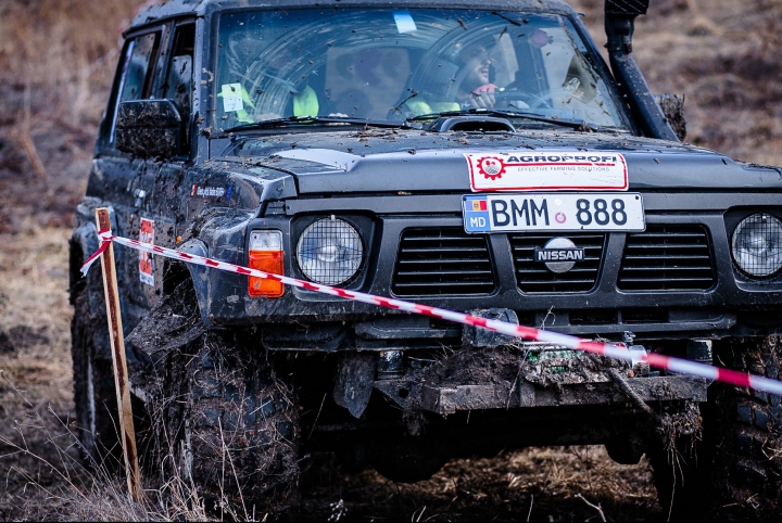 Show pe patru roți la Ialoveni! Adrenalină, noroi şi sute de cai putere la o cursă extremă cu mașini de teren (FOTO/VIDEO)