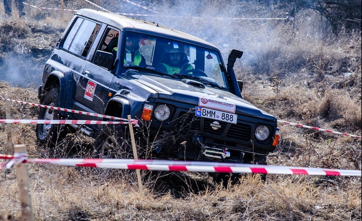 Show pe patru roți la Ialoveni! Adrenalină, noroi şi sute de cai putere la o cursă extremă cu mașini de teren (FOTO/VIDEO)