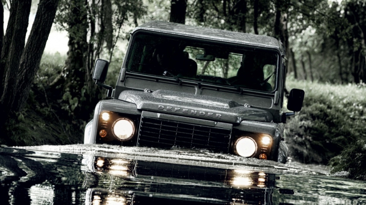 IMAGINI DE INFARCT! Cum este distrus un Land Rover Defender (VIDEO)