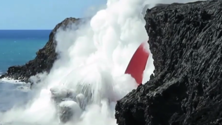 SPECTACOLUL NATURII: Cascade de lavă în Hawaii (VIDEO)