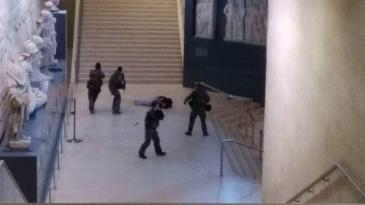  Noi detalii în cazul atacului de la Luvru. Atacatorul refuză să răspundă la întrebările anchetatorilor