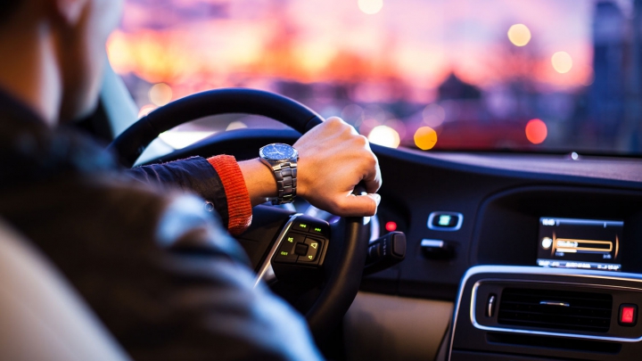 Şapte lucruri pe care le fac şoferii la volan, dar sunt ILEGALE