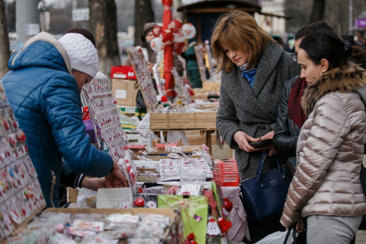 Vestitorii primăverii au împânzit Capitala. Moldovenii au respectat tradiţia şi şi-au împărţit mărţişoare (VIDEO)