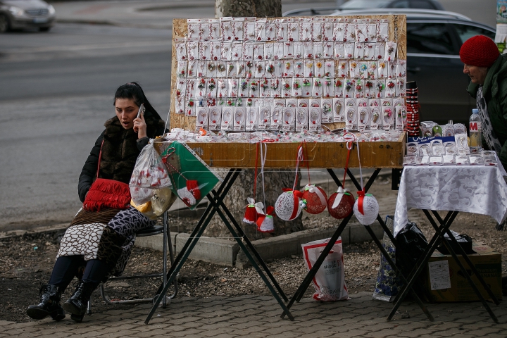 Vestitorii primăverii au împânzit Capitala. Moldovenii au respectat tradiţia şi şi-au împărţit mărţişoare (VIDEO)