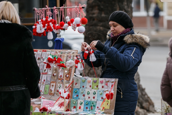 Vestitorii primăverii au împânzit Capitala. Moldovenii au respectat tradiţia şi şi-au împărţit mărţişoare (VIDEO)