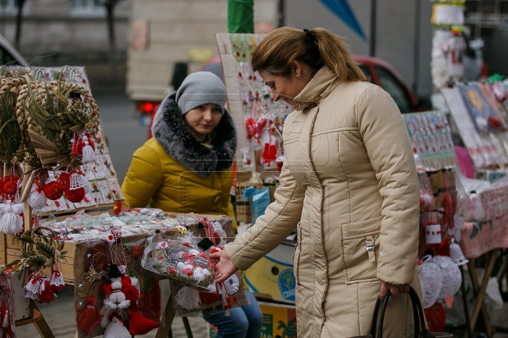 Vestitorii primăverii au împânzit Capitala. Moldovenii au respectat tradiţia şi şi-au împărţit mărţişoare (VIDEO)