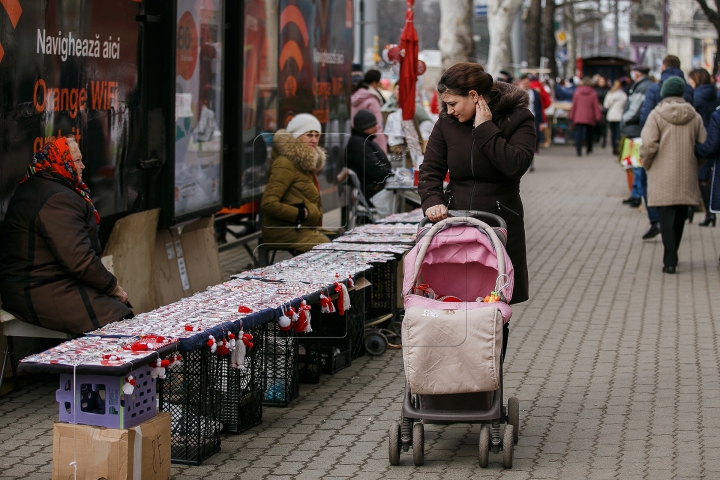 Vestitorii primăverii au împânzit Capitala. Moldovenii au respectat tradiţia şi şi-au împărţit mărţişoare (VIDEO)