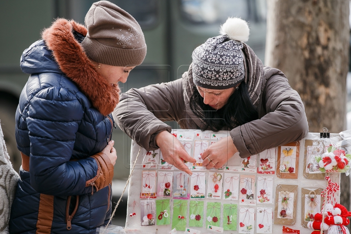 Vestitorii primăverii au împânzit Capitala. Moldovenii au respectat tradiţia şi şi-au împărţit mărţişoare (VIDEO)