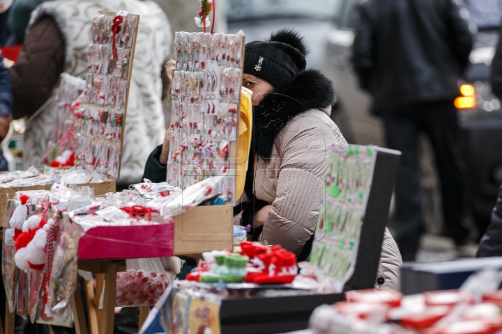 Vestitorii primăverii au împânzit Capitala. Moldovenii au respectat tradiţia şi şi-au împărţit mărţişoare (VIDEO)