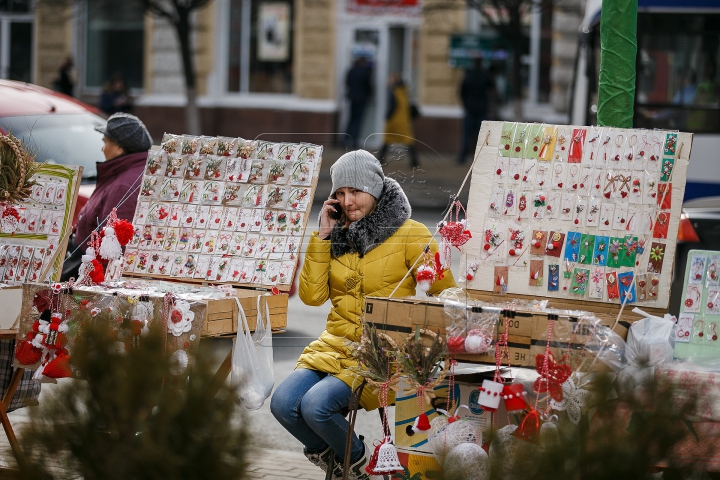 Vestitorii primăverii au împânzit Capitala. Moldovenii au respectat tradiţia şi şi-au împărţit mărţişoare (VIDEO)