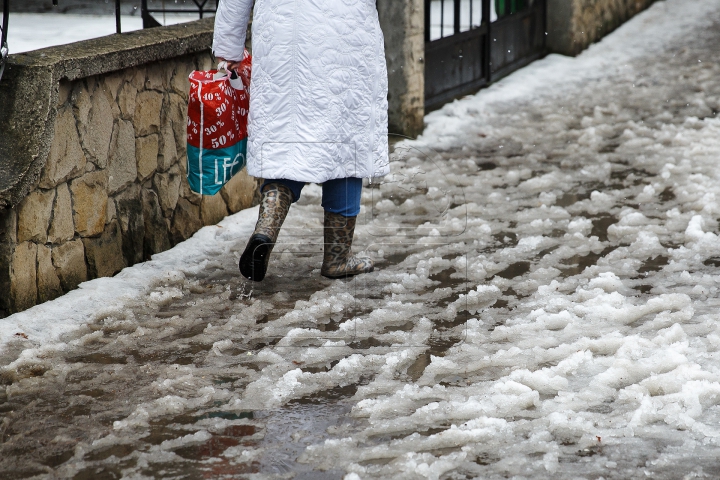 CA DUPĂ RĂZBOI! Străzile şi trotuarele din Capitală, pline de noroi şi băltoace (FOTOREPORT)