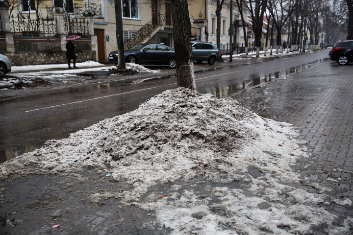 CA DUPĂ RĂZBOI! Străzile şi trotuarele din Capitală, pline de noroi şi băltoace (FOTOREPORT)