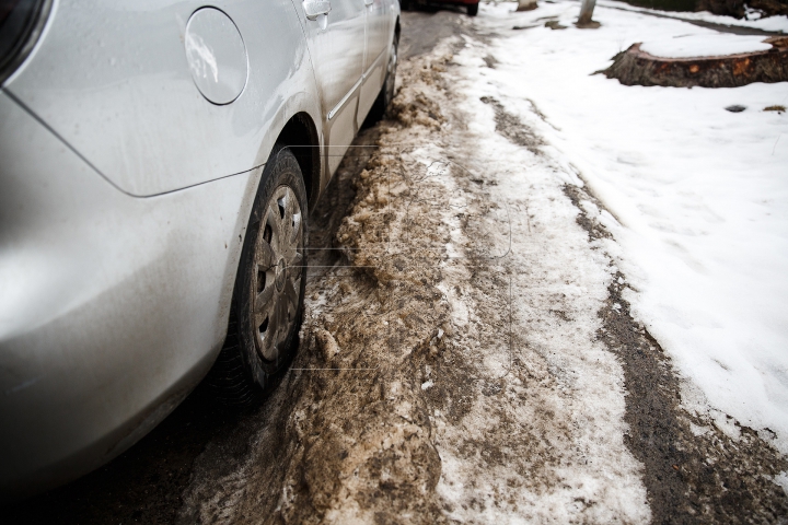 CA DUPĂ RĂZBOI! Străzile şi trotuarele din Capitală, pline de noroi şi băltoace (FOTOREPORT)