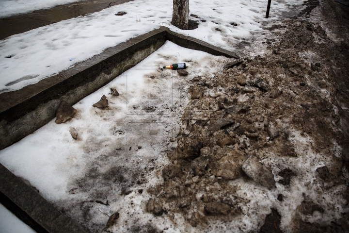 CA DUPĂ RĂZBOI! Străzile şi trotuarele din Capitală, pline de noroi şi băltoace (FOTOREPORT)