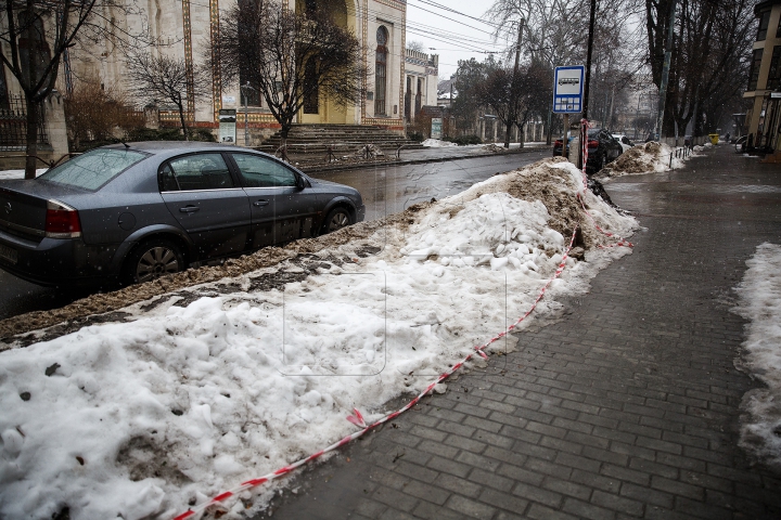 CA DUPĂ RĂZBOI! Străzile şi trotuarele din Capitală, pline de noroi şi băltoace (FOTOREPORT)