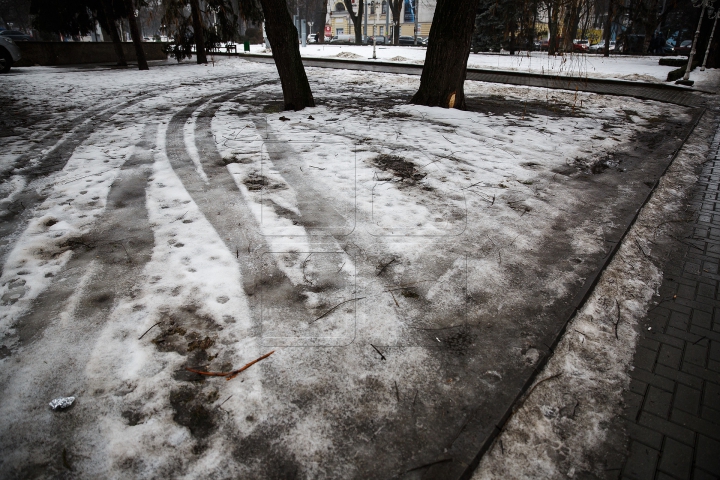 CA DUPĂ RĂZBOI! Străzile şi trotuarele din Capitală, pline de noroi şi băltoace (FOTOREPORT)