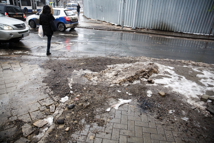 CA DUPĂ RĂZBOI! Străzile şi trotuarele din Capitală, pline de noroi şi băltoace (FOTOREPORT)