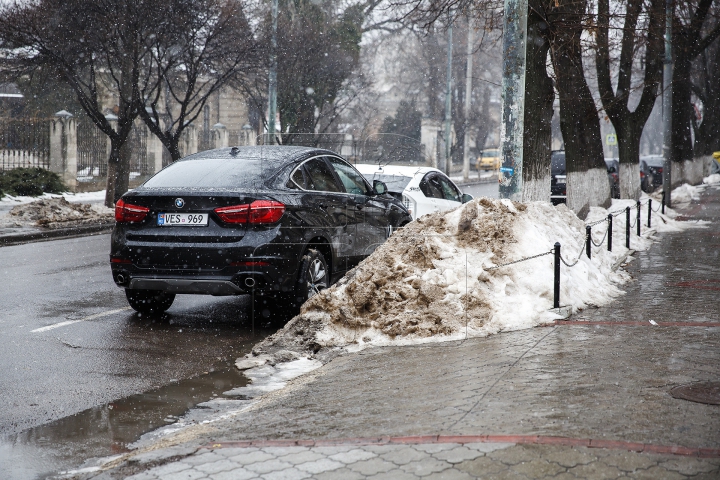 CA DUPĂ RĂZBOI! Străzile şi trotuarele din Capitală, pline de noroi şi băltoace (FOTOREPORT)