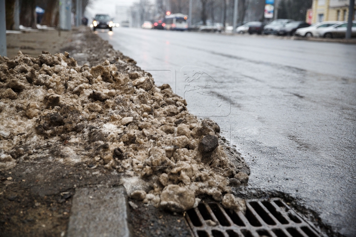 CA DUPĂ RĂZBOI! Străzile şi trotuarele din Capitală, pline de noroi şi băltoace (FOTOREPORT)