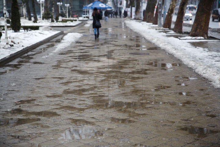 CA DUPĂ RĂZBOI! Străzile şi trotuarele din Capitală, pline de noroi şi băltoace (FOTOREPORT)