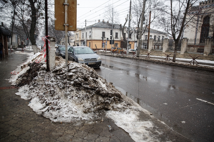 CA DUPĂ RĂZBOI! Străzile şi trotuarele din Capitală, pline de noroi şi băltoace (FOTOREPORT)