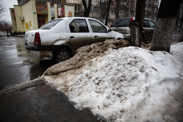 CA DUPĂ RĂZBOI! Străzile şi trotuarele din Capitală, pline de noroi şi băltoace (FOTOREPORT)