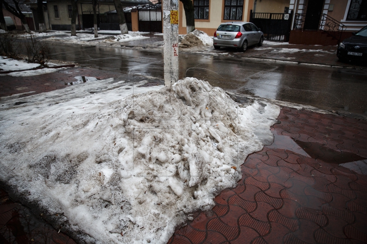 CA DUPĂ RĂZBOI! Străzile şi trotuarele din Capitală, pline de noroi şi băltoace (FOTOREPORT)