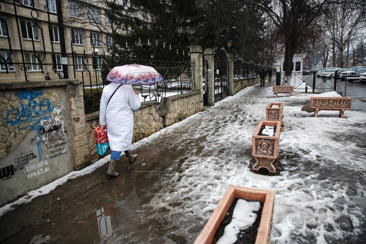 CA DUPĂ RĂZBOI! Străzile şi trotuarele din Capitală, pline de noroi şi băltoace (FOTOREPORT)