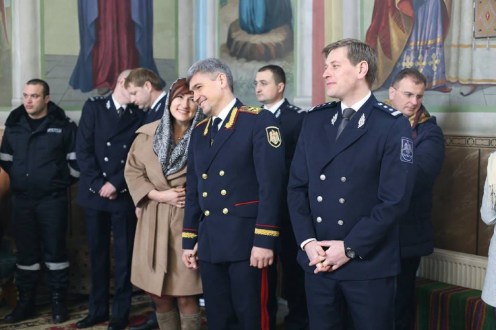 Nuntă cu epoleţi. Un cuplu de polițiști de frontieră au spus "DA" în fața altarului (FOTO)