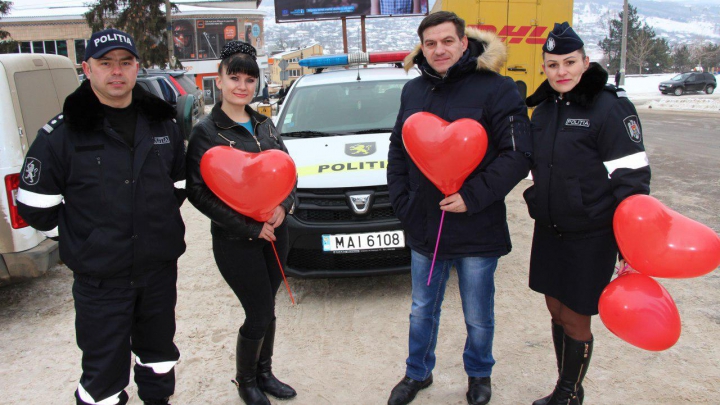 Dragostea pluteşte în aer! Polițiștii din ţară au îndemnat cetăţenii să se iubească şi să se respecte (FOTO/VIDEO)