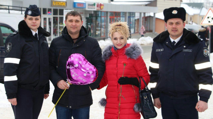 Dragostea pluteşte în aer! Polițiștii din ţară au îndemnat cetăţenii să se iubească şi să se respecte (FOTO/VIDEO)