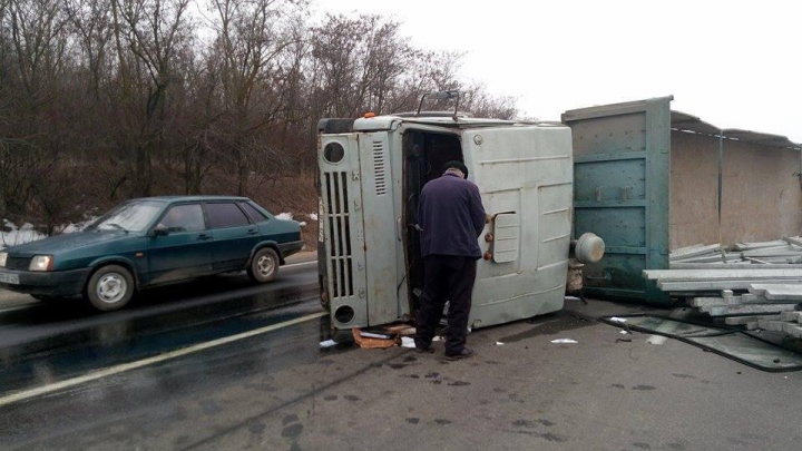 ACCIDENT la Peresecina! Un camion cu piloni de beton s-a răsturnat (FOTO/VIDEO)