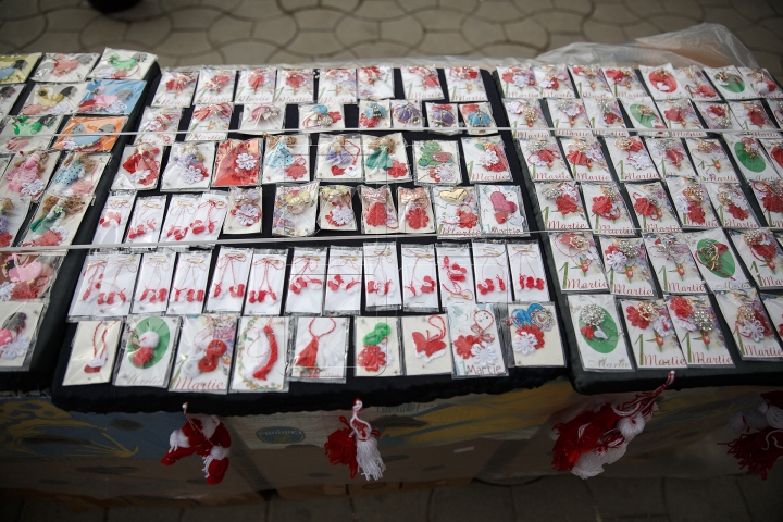 Vestitorii primăverii au împânzit Capitala. Moldovenii au respectat tradiţia şi şi-au împărţit mărţişoare (VIDEO)