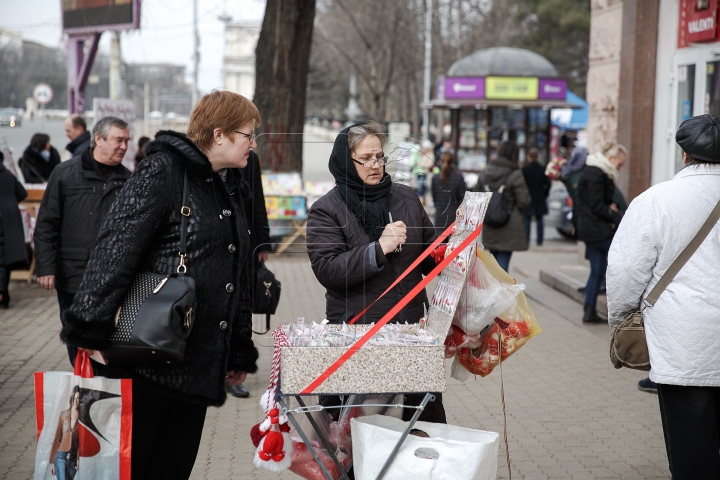 Vestitorii primăverii au împânzit Capitala. Moldovenii au respectat tradiţia şi şi-au împărţit mărţişoare (VIDEO)