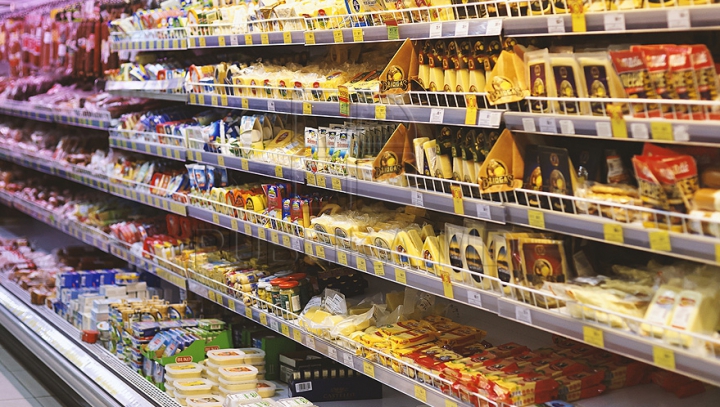 SCENE INCREDIBILE într-un supermarket. UN ŞOBOLAN pe raftul cu brânzeturi (VIDEO)