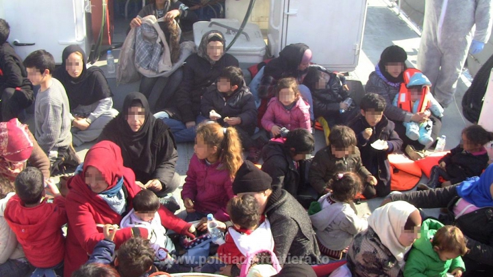 Poliţiştii de frontieră români au salvat 79 de persoane aflate în pericol pe o barcă în Marea Egee (FOTO/VIDEO)