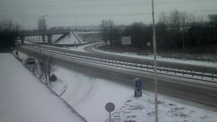 În nordul ţării ninge, iar la sud plouă! Cum se circulă pe drumurile naţionale (FOTO)