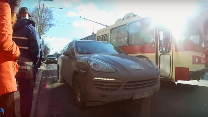 A oprit Porsche-ul în stația de troleibuz fără sa îi pese de nimic. FAPTA NESIMȚITĂ a fost filmată